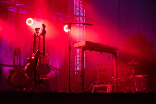 Zdjęcie przedstawia koncert Kaśki Sochackiej, który odbył się w ramach cyklu wydarzeń Faktoria Kultury 2022 w Pruszczu Gdańskim